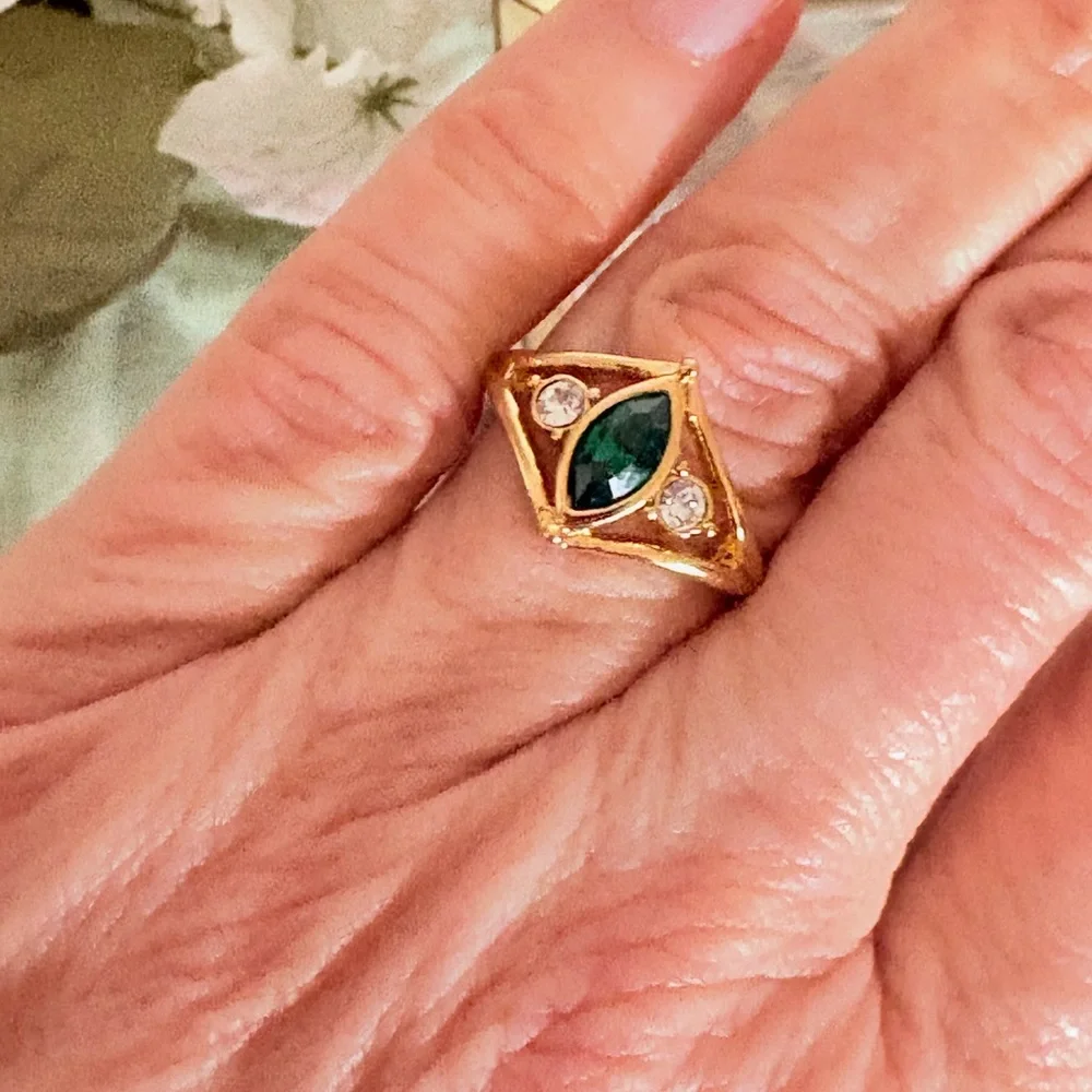 VTG 1995 Avon Emerald Marquise Rhinestone Gold Plated Ring Sz 8.5 - Picture 3 of 11